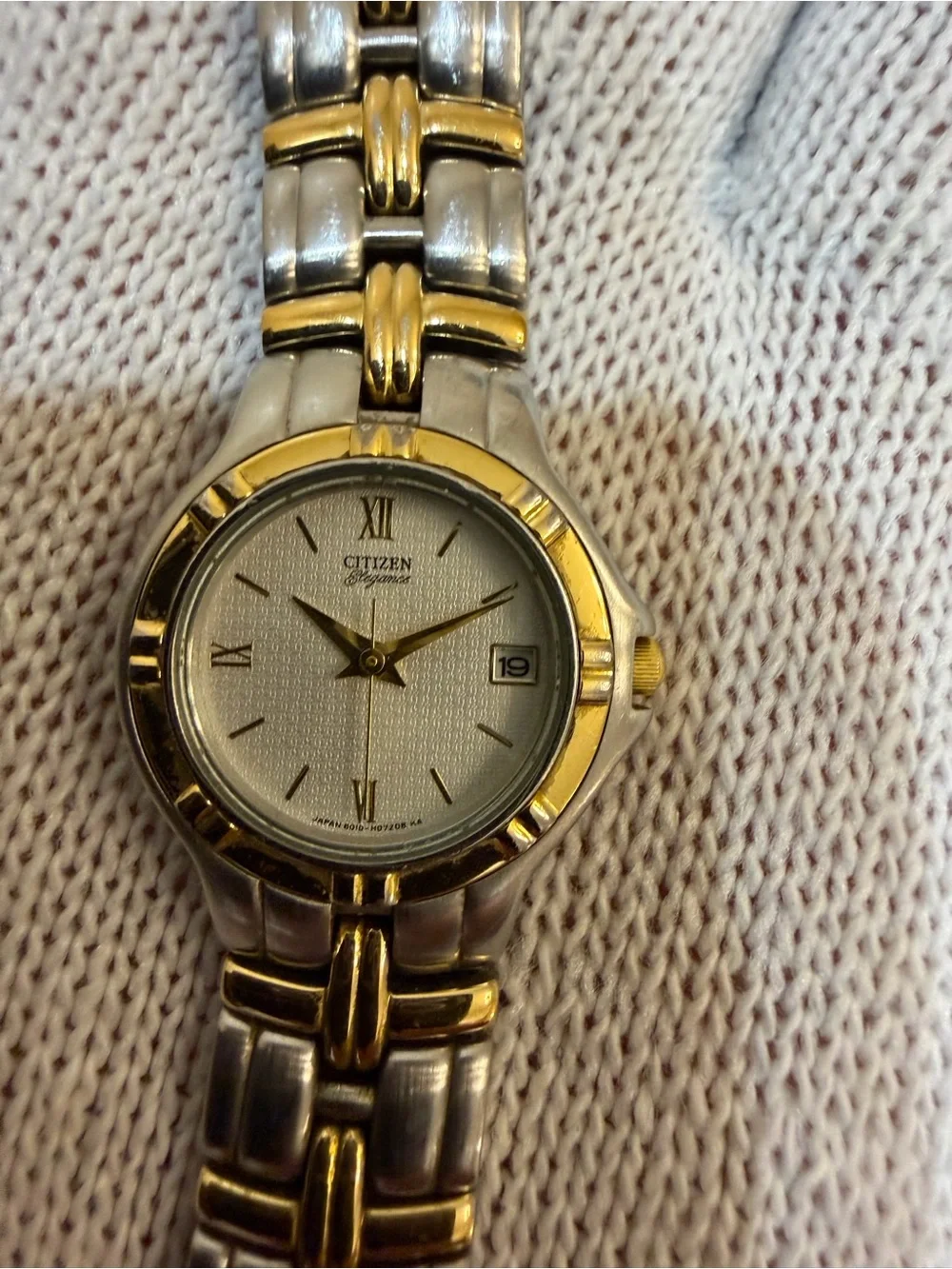 Vintage Citizen Elegance Women's Two-Tone Watch Textured Dial Date 6010-H04538